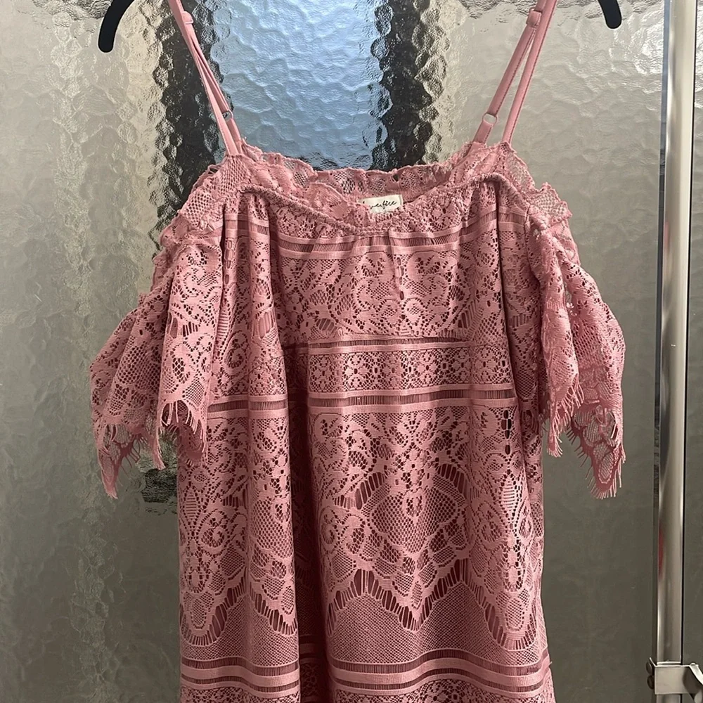 Cold shoulder dress. - Picture 2 of 4